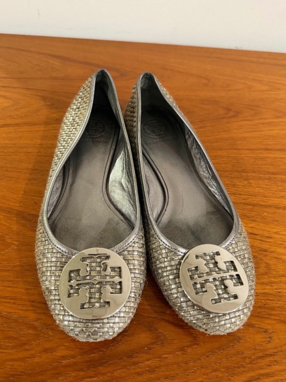 Tory Burch Metallic Pewter Woven Ballet Flats Size 8.5 Silver Logo Medallion